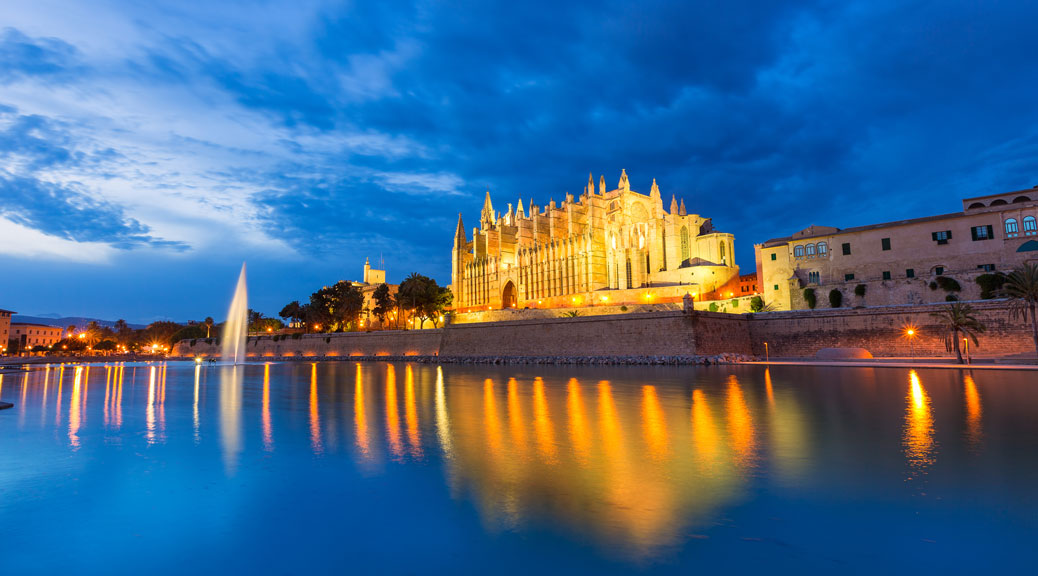 amazing view of catherdral seu sunset in palma majorca 