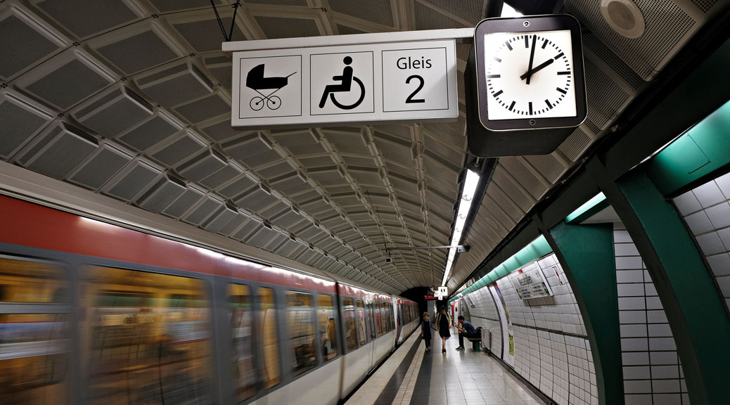 wheelchair access sign on the platform of Metro Station 