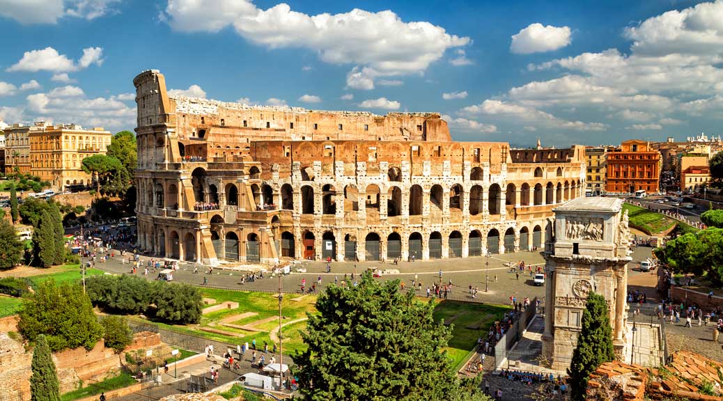 tourists-visiting-colosseum-on-bright-sunny-day-in-rome-italy